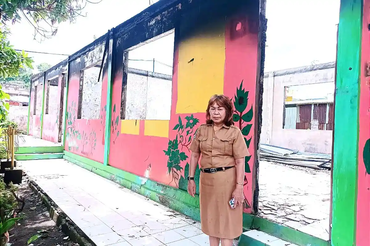 Murid-Murid SDN 1 Amurang Minsel Berbagi Ruang Belajar Pasca Kebakaran Bangunan Sekolah