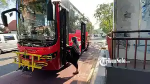 Pengguna-Batik-Solo-Trans-BST-saat-menunggu-di-salah-satu-halte-yang-berada-di-jalan-Slamet-Riyadi.jpg