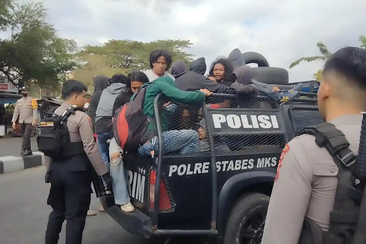Ini Tuntutan Pendemo Depan UIN Alauddin Makassar Sebelum Dibubarkan Polisi