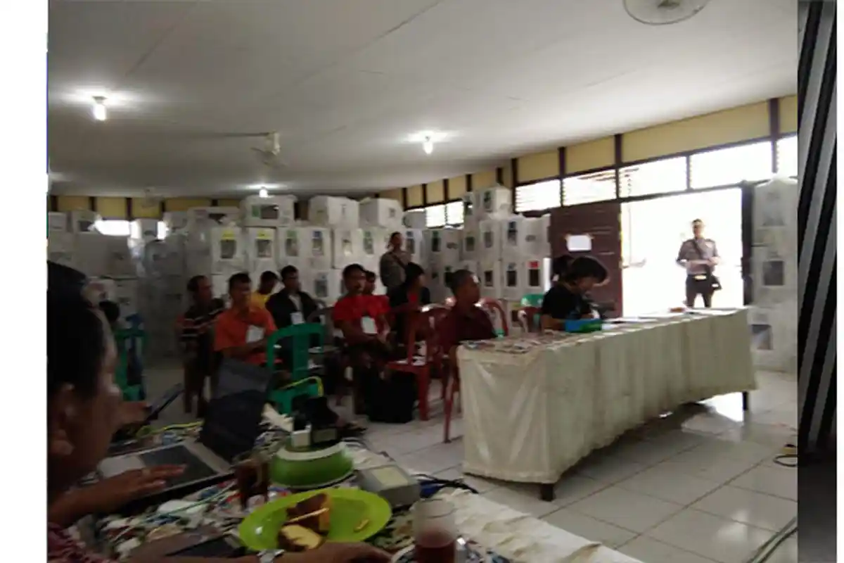 Polisi Jaga Ketat Kotak Suara di PPK Sengah Temila