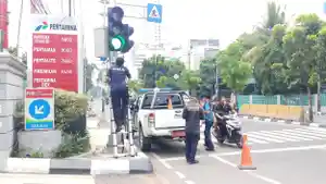 petugas-perbaiki-lampu-traffic-light-yang-rusak_20200915_140127.jpg