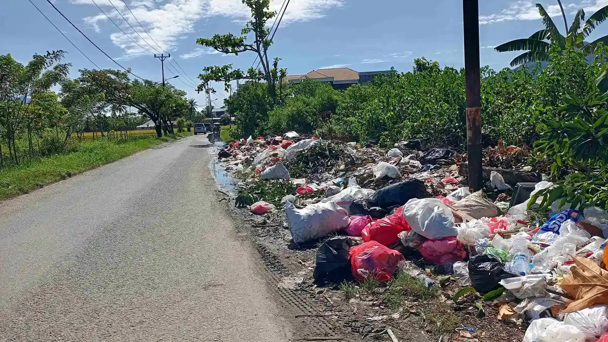 Warga Gorontalo Keluhkan Sampah Rumah Tangga Menumpuk di Bahu Jalan Taman Surya