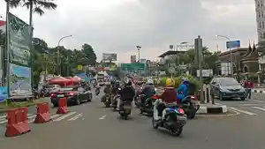 Suasana-lalu-lintas-di-Simpang-Gadog-Jalan-Raya-Puncak-Kabupaten-Bogor-Jawa-Barat.jpg