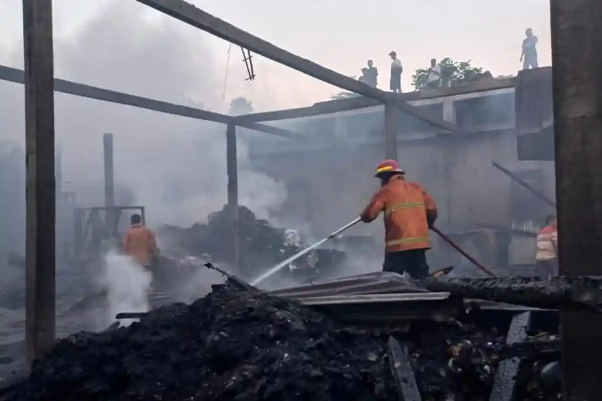 Gudang Penyimpanan Rongsokan Kertas di Jepara Terbakar, Petugas Pemadam Terkendala Jalanan Macet