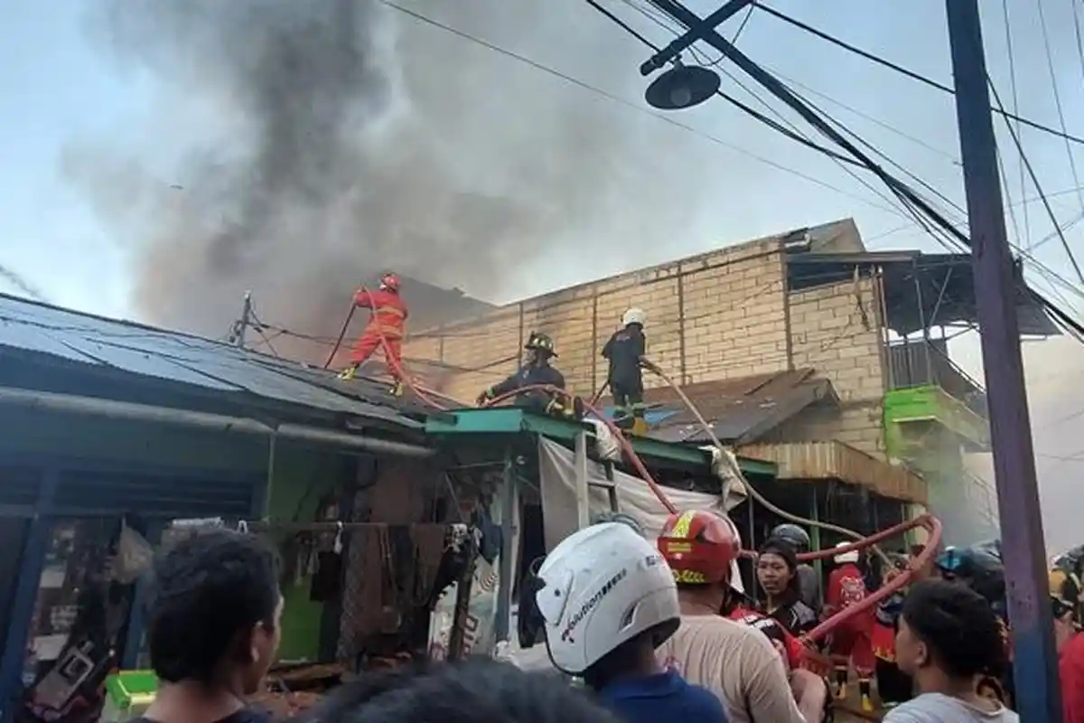 Kebakaran di Jalan Dr Soetomo Samarinda, Pemadam Terkendala Padatnya Warga yang Menonton