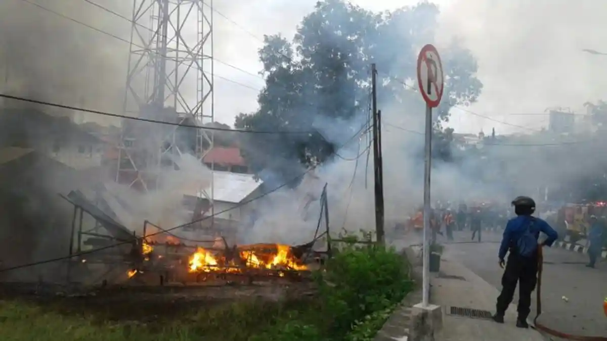 Rumah yang Berada di Samping Stasiun Pemancar Telekomunikasi Terbakar
