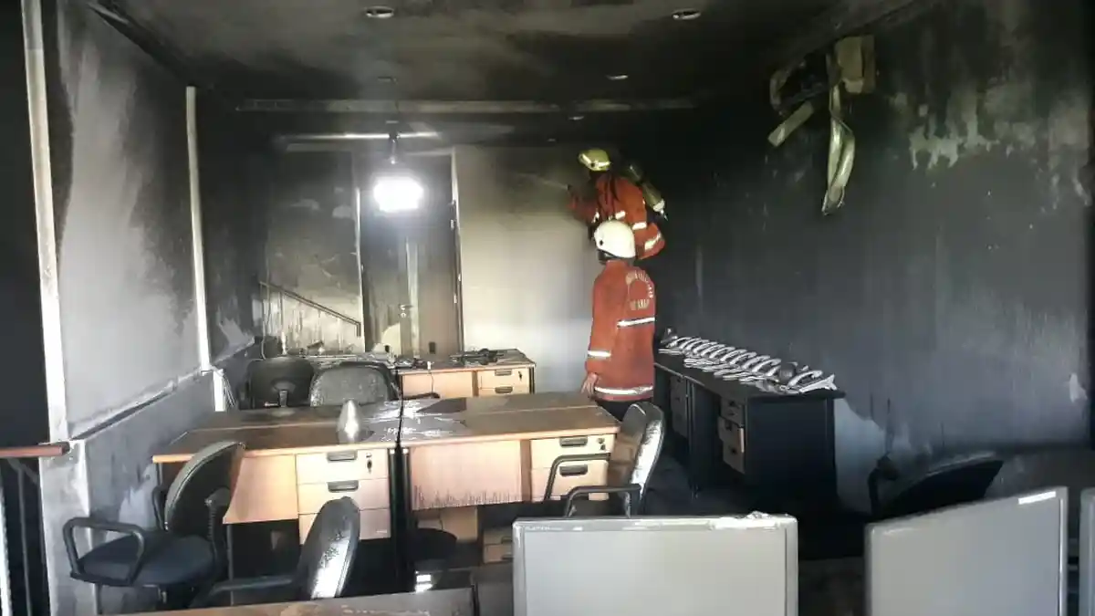 Diduga Korsleting Listrik, Sebuah Ruko di Kebayoran Lama Terbakar