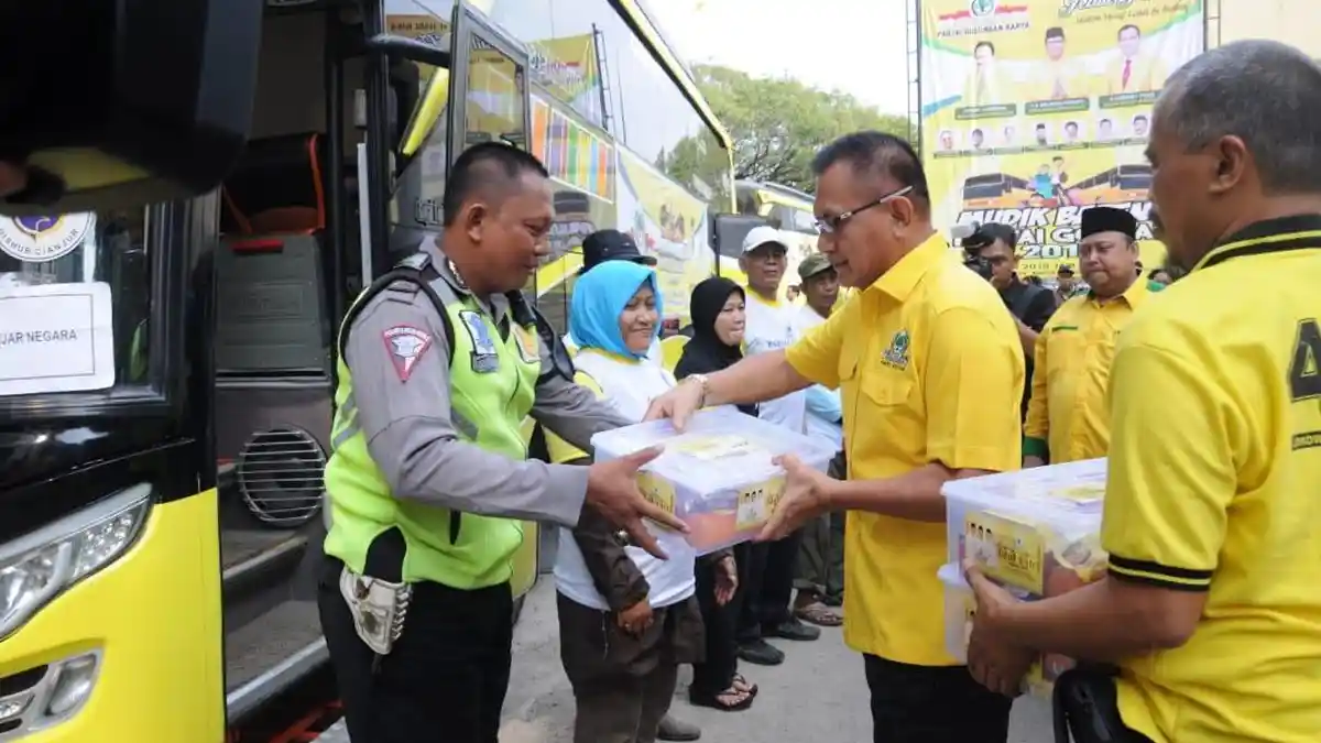 Pesan Sekjen Golkar kepada Pengemudi Bus yang Mengantar Pemudik