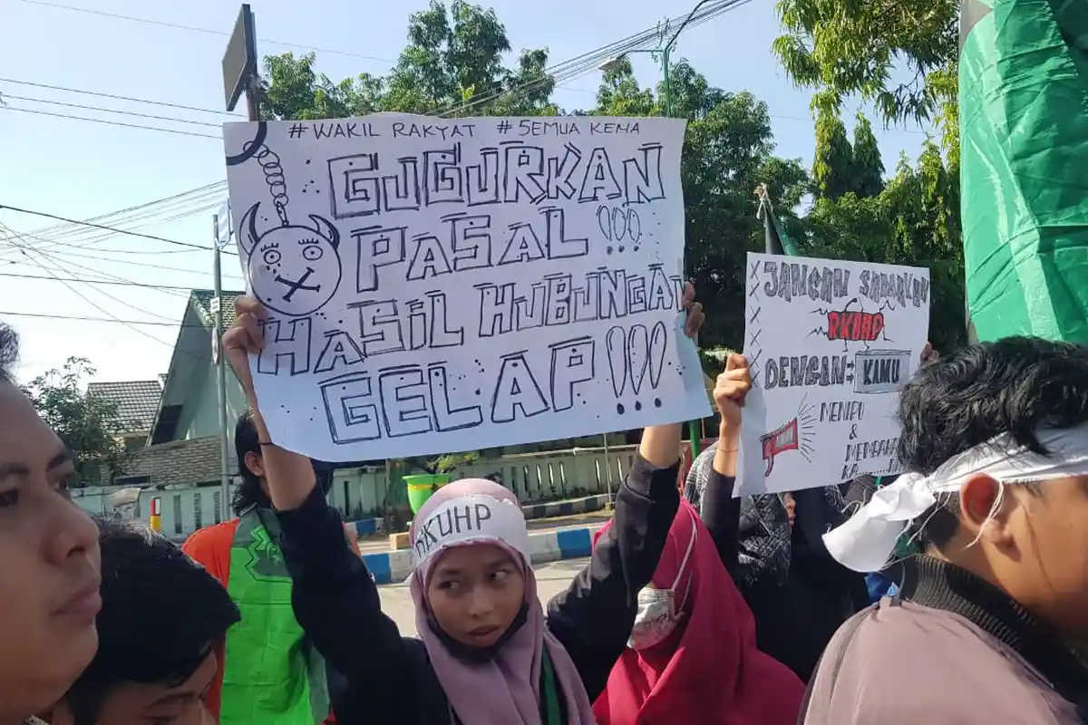 Soal RKUHP, Aktivis HMI Cabang Sumenep Demo Kantor DPRD Sumenep, Gelar Orasi Bergantian