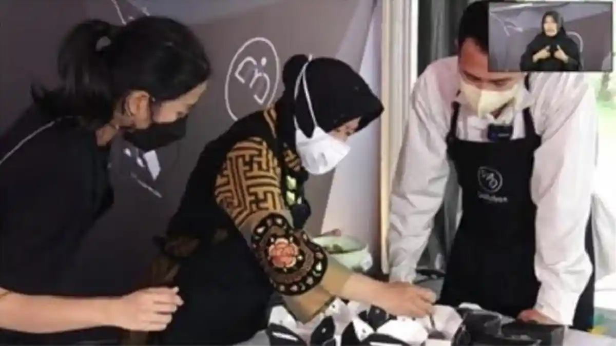 Aksi Mensos Risma Plating Makanan Bersama Raffi Ahmad dan Chef Renatta