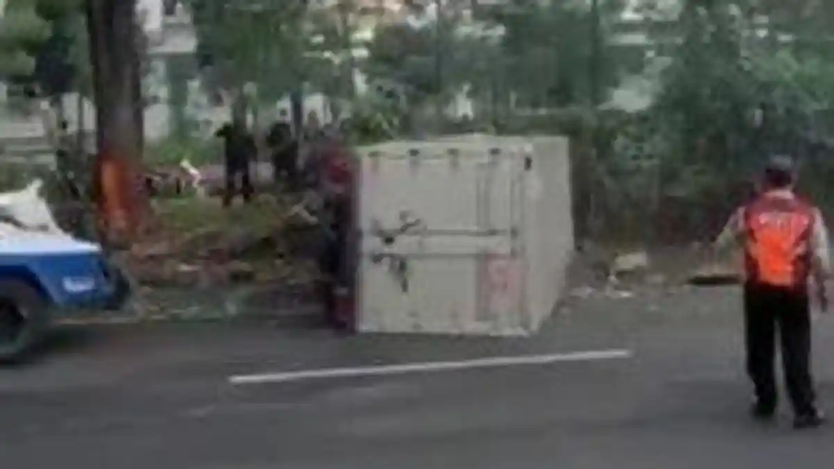 Hilang Kendali Karena Hindari Kucing, Truk Boks Tabrak Pohon Hingga Terguling di Serpong