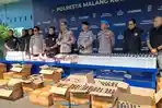 Polresta-Malang-Kota-saat-menunjukkan-barang-bukti-berupa-ribuan-botol-Arak-Bali.jpg