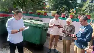 Wali-Kota-Surabaya-Eri-Cahyadi-saat-melakukan-peninjauan-ke-TPS-Prapen.jpg