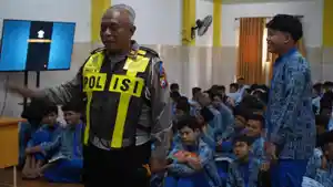 Petugas-Polsek-Taman-saat-melakukan-sosialisasi-kepada-siswa-SMP-Muhammadiyah-2-Taman-Sidoarjo.jpg