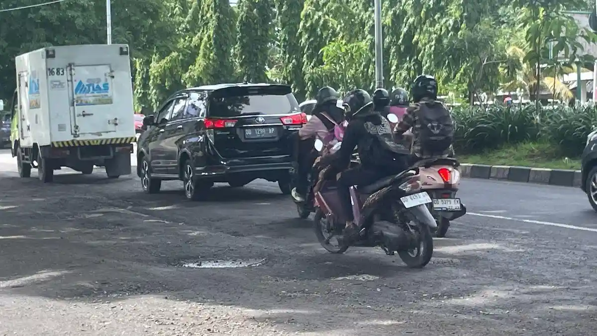 Baru Diaspal, Jalan Urip Sumoharjo Sudah Mengelupas