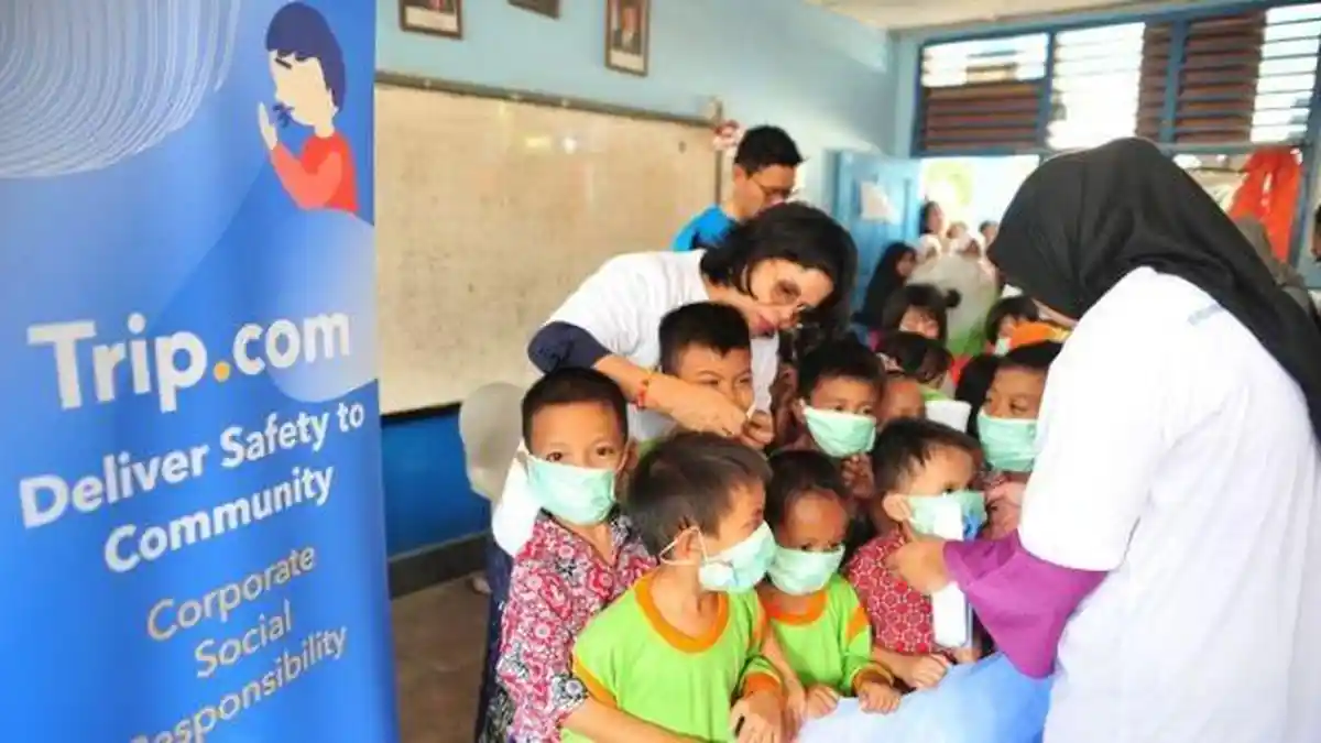 Gelar Edukasi Penanggulangan Asap, Trip.com Bagikan Masker ke Pelajar