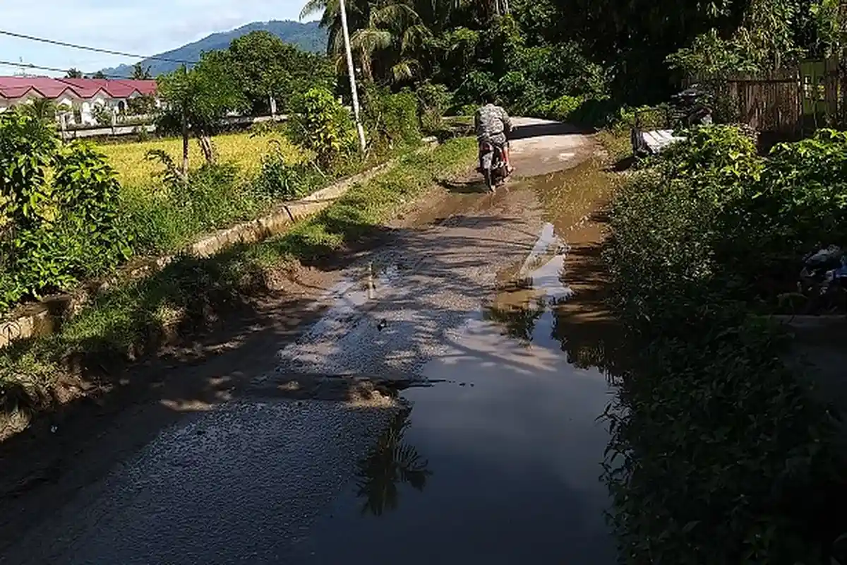 Jalan Keude Siblah Abdya Retak-retak Dilintasi Dump Truk Muatan Berat, Ini Reaksi Masyarakat 