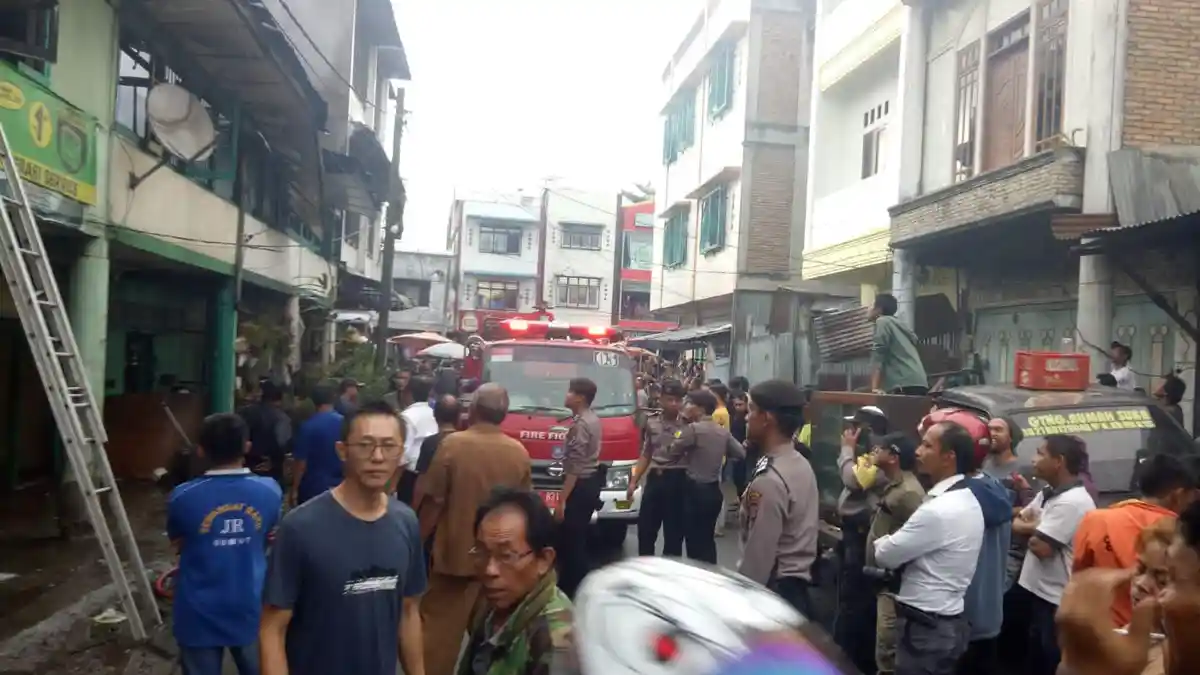 Empat Ruko di Kabanjahe Terbakar, Polres Tanah Karo Bantu Upaya Pemadaman
