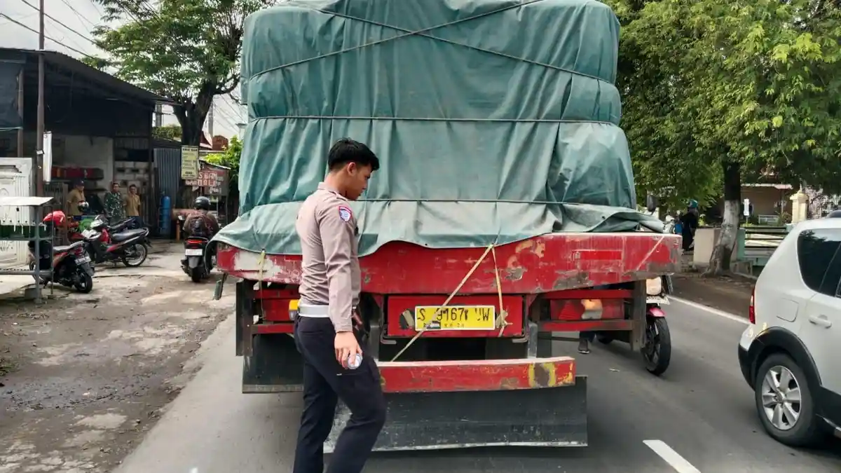 Pengendara Motor Tewas, Usai Senggol Truk Tronton Di Tambakberas Jombang
