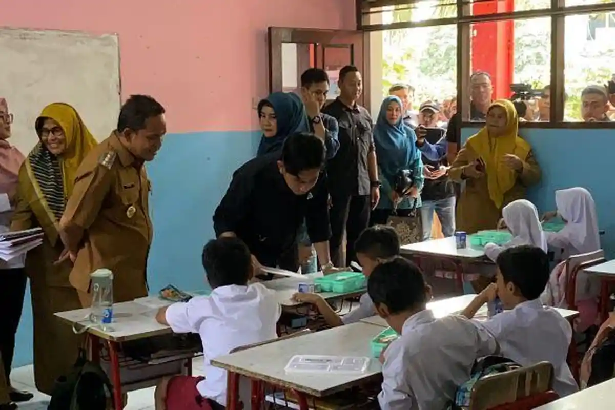 5 Fakta Gibran Tinjau Makan Bergizi Gratis di Tangerang: Seporsi Rp15.000 hingga Sebut Anggaran Siap