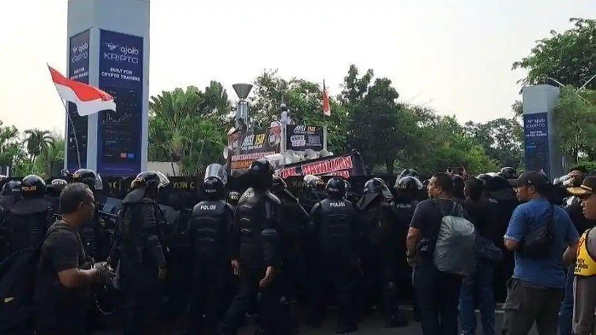 Massa Tolak Konser Coldplay Terlibat Bentrok dengan Polisi di Senayan