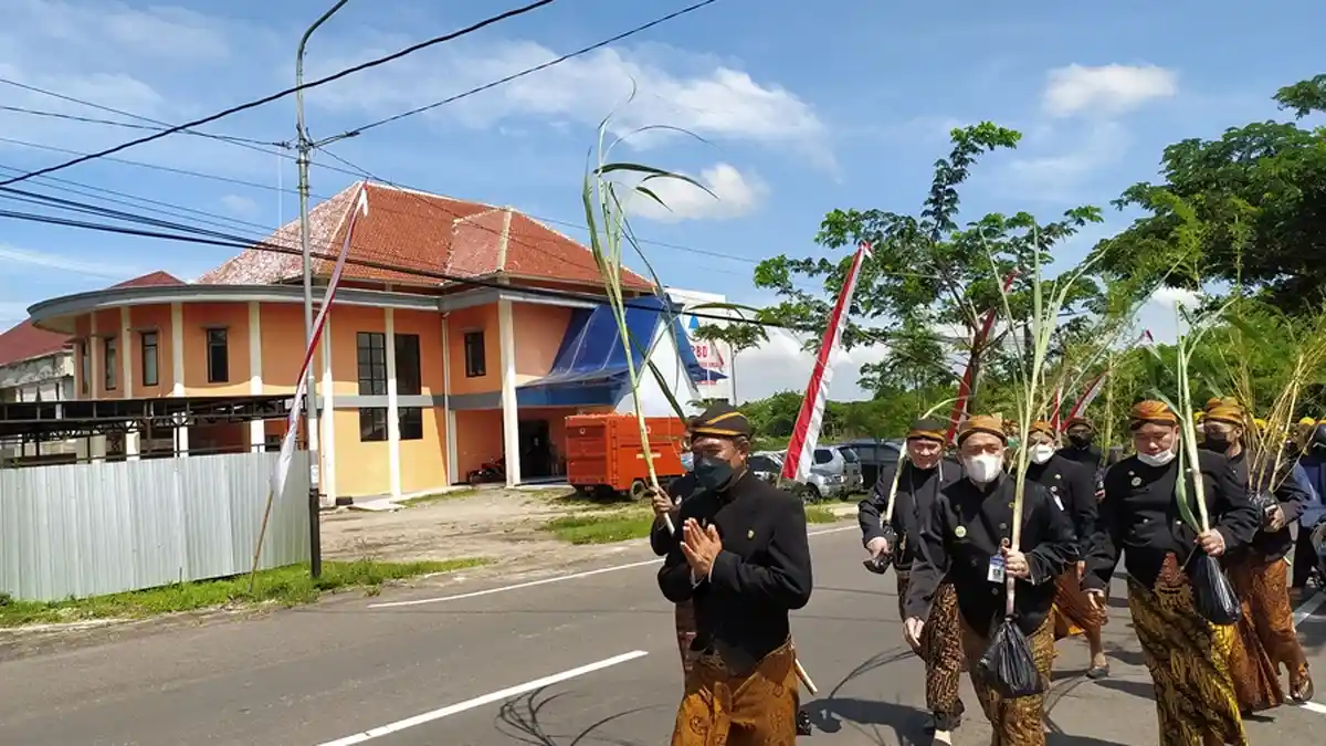 Pegawai DPMPTSP Karanganyar Slup-slupan Kantor Baru, Kirab Jalan Kaki Sejauh 2 Kilometer