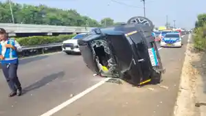 KECELAKAAN-Sebuah-mobil-listrik-bermerek-Jeep-mengalami-kecelakaan.jpg