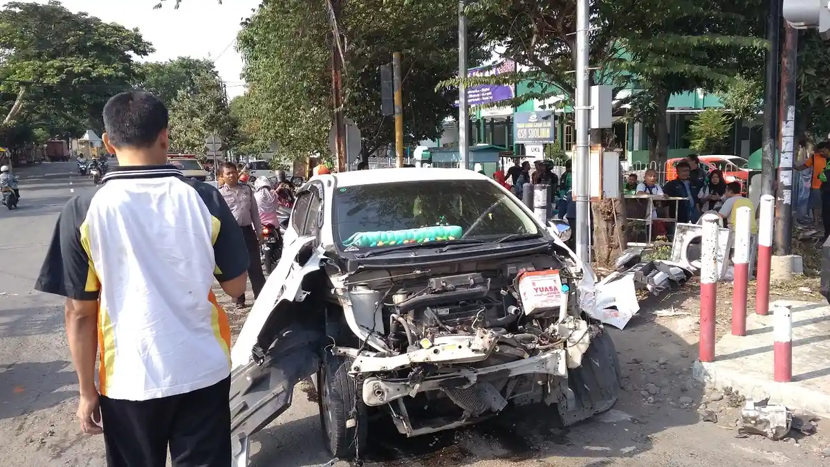 BREAKING NEWS : Kecelakaan Mobil Agya Tertabrak KA Jogolosemarkerto di Tegal, Palang Pintu Tak Turun