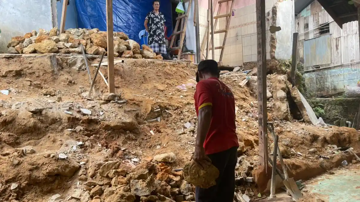 Longsor di Bontang, Satu Rumah Ambruk Menimpa Ruang Tamu Milik Tetangga