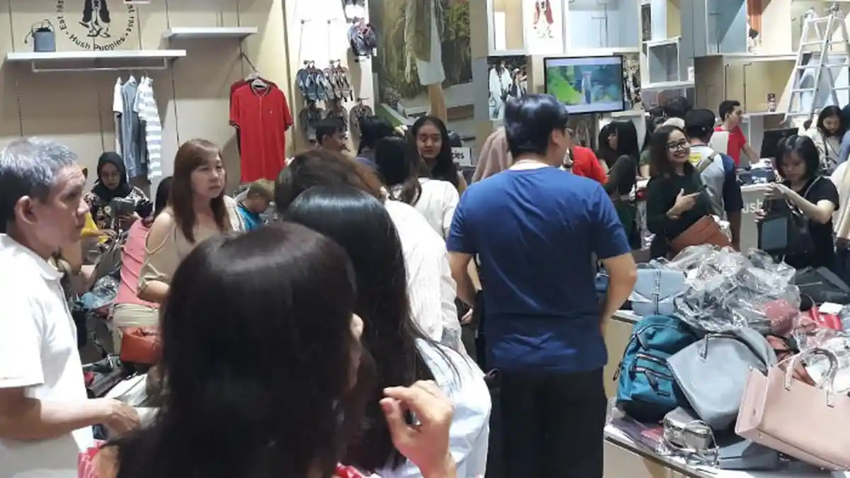 Pengunjung Hush Puppies Pakuwon Mall Surabaya Membeludak Manfaatkan Diskon Pemilu 2019