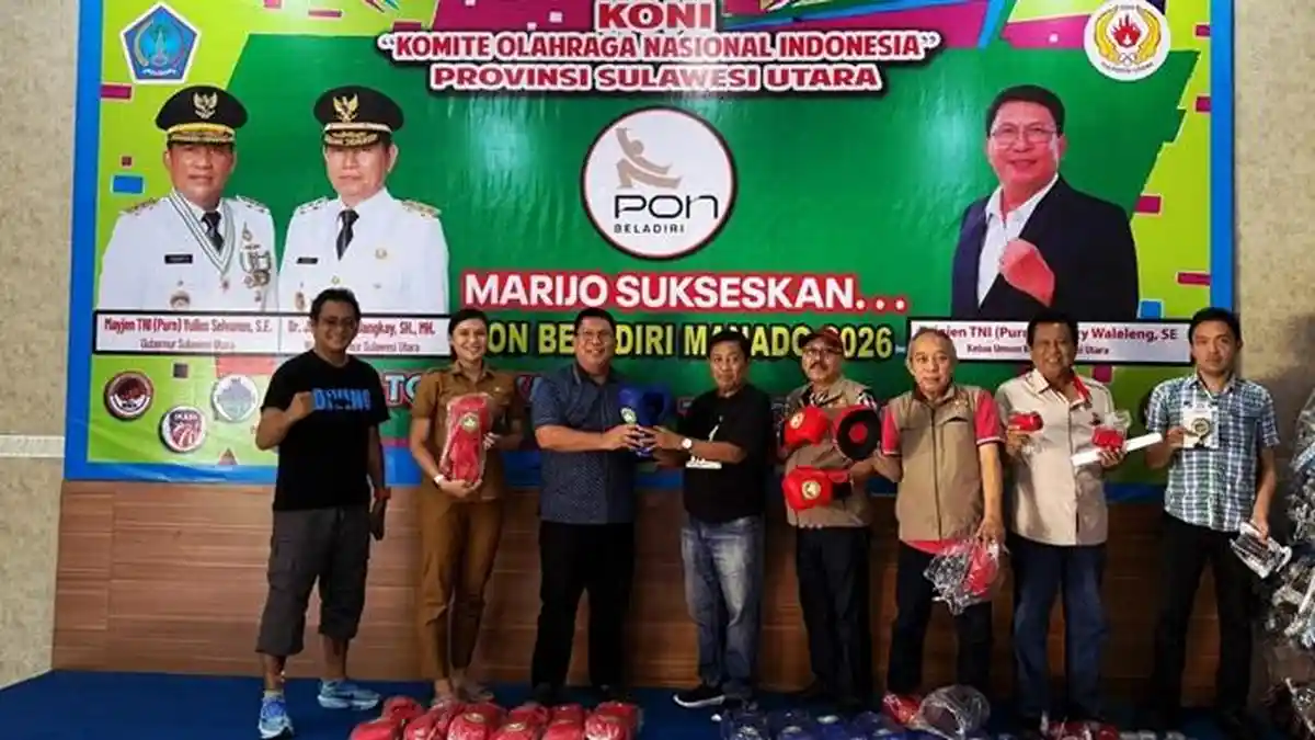 Gubernur Yulius Selvanus Komaling Serahkan Bantuan Peralatan Tinju Untuk Pertina Sulut