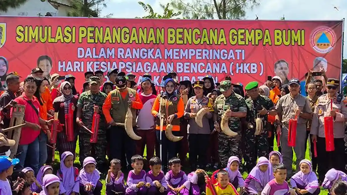 Siap Untuk Selamat ! Bupati Sri Mulyani Ikuti Simulasi Gempa Bumi saat HKB 2024 Klaten