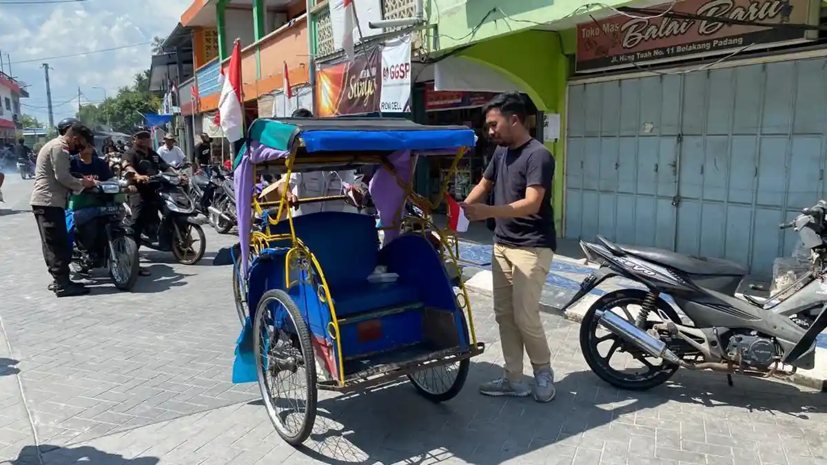 Jelang HUT RI, Syahid Ridho Bagikan Bendera Merah Putih di Belakang Padang Batam