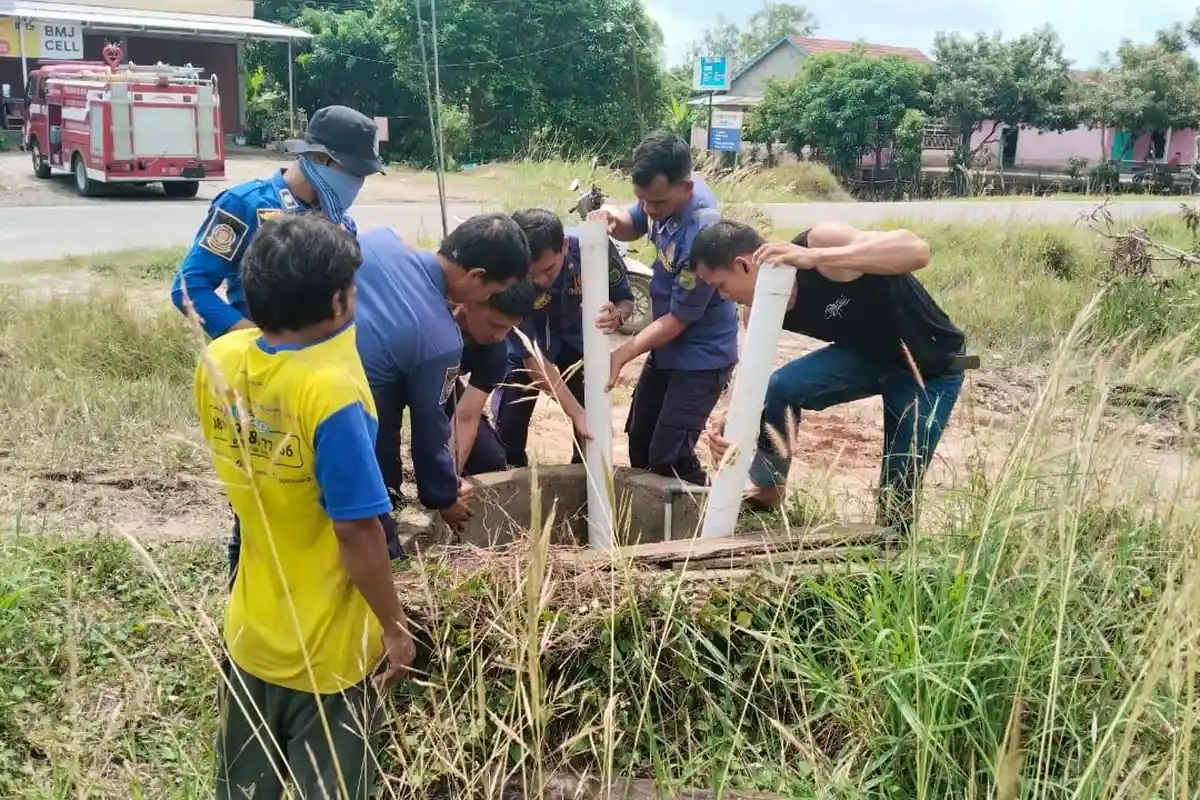 Tak Hanya Kebakaran, Damkar Muba Tangani Kasus Kambing Masuk Sumur, Ular Hingga Sarang Tawon