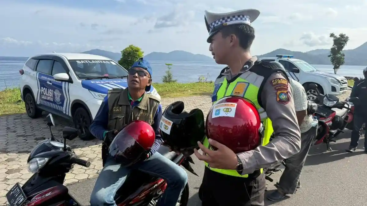 Bagikan 50 Helm Gratis, Polres Anambas Ingatkan Warga Kecelakaan Bisa Terjadi Kapan Saja - Tribunbatam.id