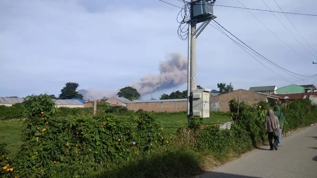Guguran Debu Vulkanik Gunung Sinabung Mengarah ke Arah Timur dan Tenggara