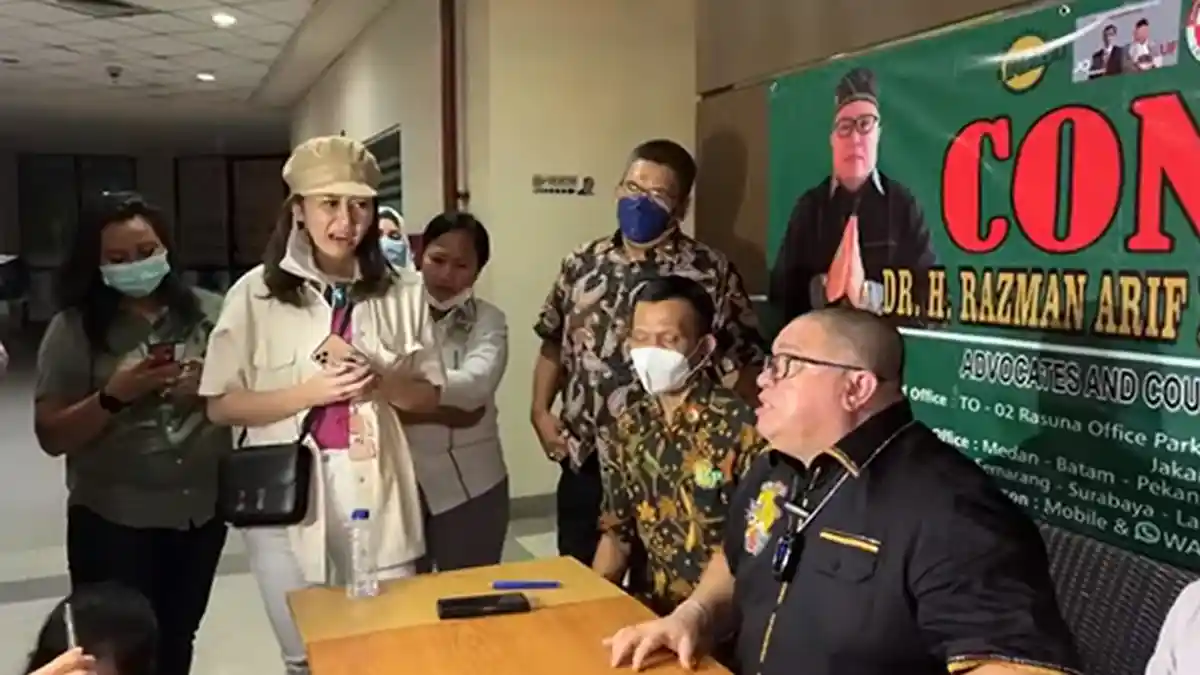 Lagi Konferensi Pers, Denise Chariesta Tetiba Maki-maki Razman Nasution, Razman: Sekolah Dulu Kau