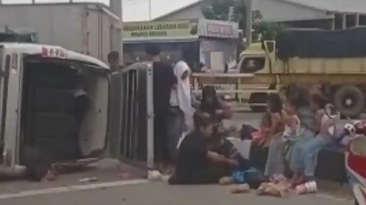 Sama-sama Serobot Lampu Merah, Truk Tronton Sikat Elf Travel, Lima Orang Alami Luka