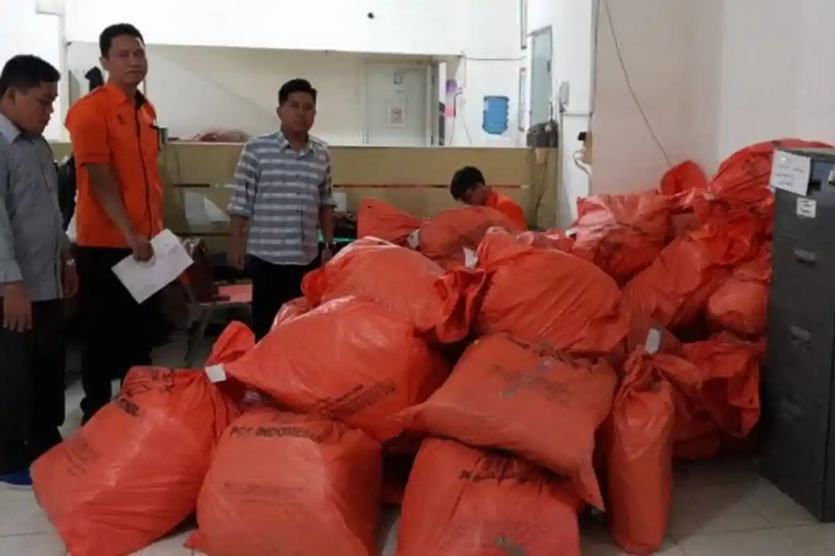 Bawaslu Temukan 76 Karung Tabloid Indonesia Barokah di Kantor Pos Palembang