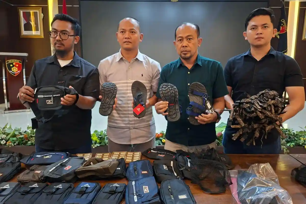  Polda Jateng Sita Satu Truk Tas dan Sandal Eiger Palsu, Empat Orang Ikut Ditangkap