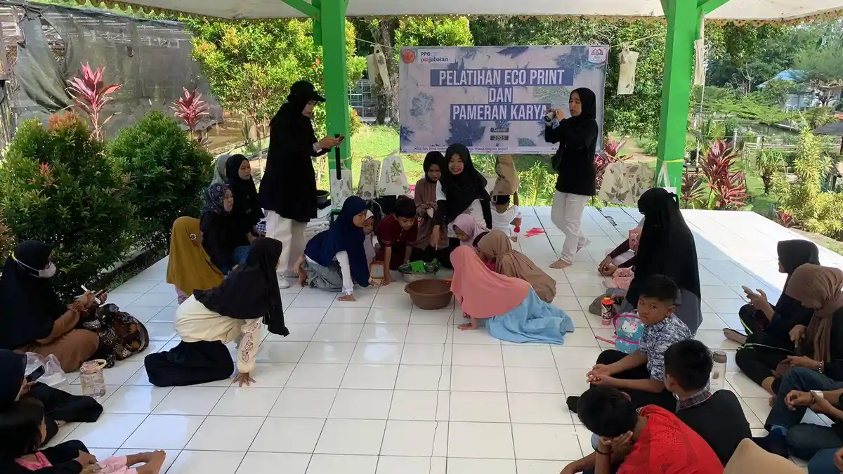 Lebih Ramah Lingkungan, Rumah Baca Kakita Kenalkan Teknik Eco Print