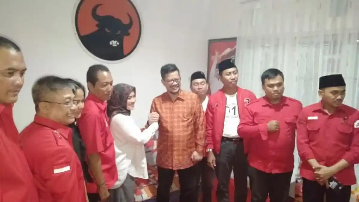 Ratusan Warga Makassar Antar None Kembalikan Formulir ke PDIP Makassar