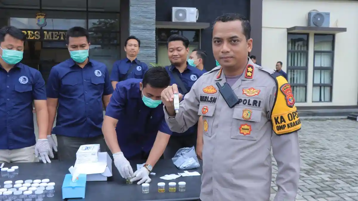 Kapolres Metro Polda Lampung dan Jajaran Jalani Tes Urine