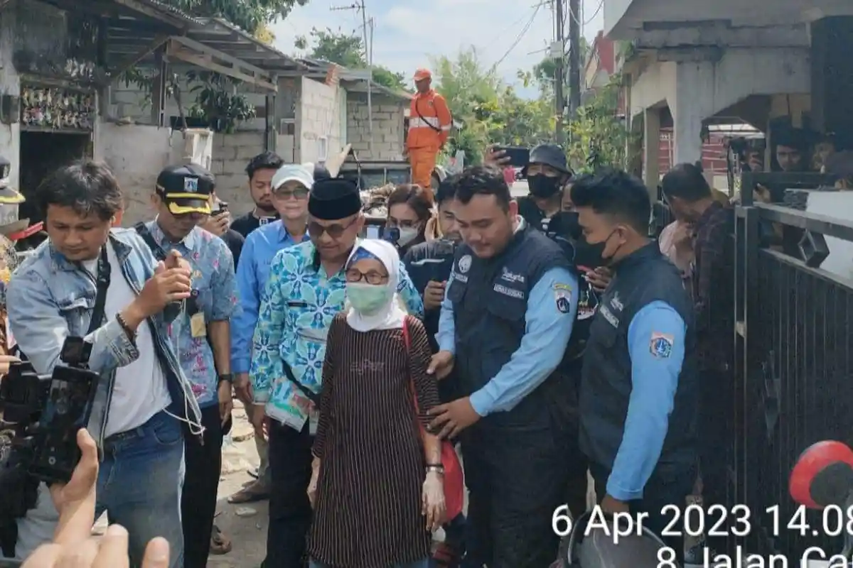 Diduga Depresi, Nenek Sulih yang Bertahun-tahun Tidur di Tumpukan Sampah Dibawa ke RSKD Duren Sawit