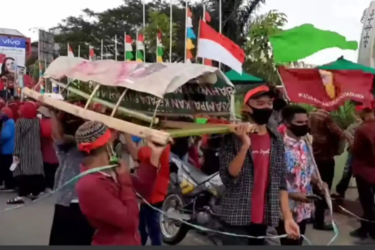 Ribuan Mahasiswa Turun Aksi Tolak Omnimbus Law, Jalanan Kota Ambon Macet