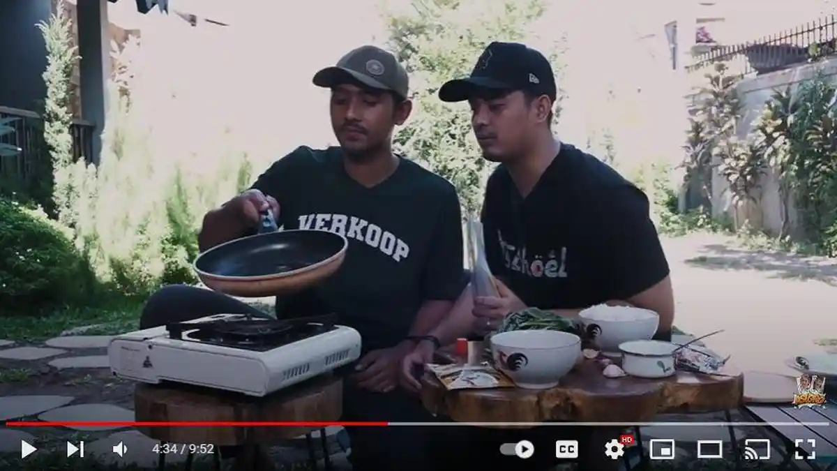 Arya Saloka dan Adi Sastro Memasak Nasi Goreng dengan Satu Tangan