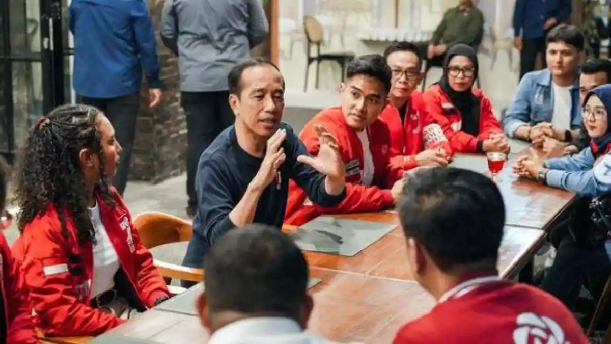 Jokowi Malam Mingguan Bareng Kaesang dan PSI di Bandung, 'Saya Diundang, Datang Minum Teh'