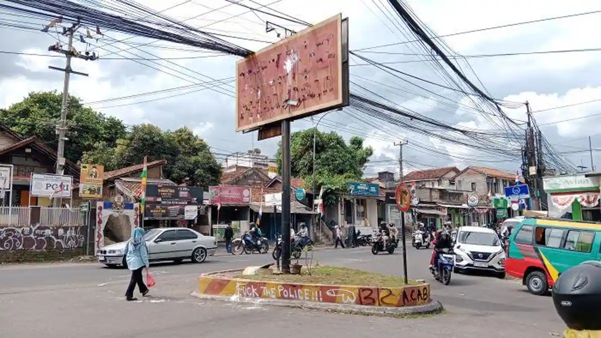 Billboard Brimob Polda Jabar di Jatinangor Sumedang Tanpa Tulisan Lagi, Dicabuti Massa