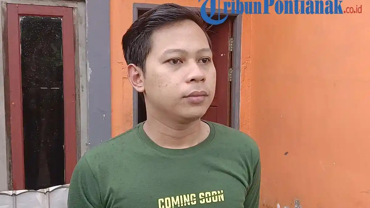 Baru Pulang Kerja, Warga Dikejutkan Pohon Tumbang yang Timpa Rumahnya