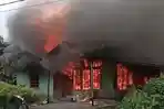 KEBAKARAN-SEBUAH-RUMAH-Penampakan-kebakaran-rumah-permanen.jpg